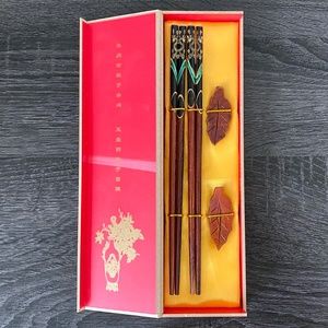 NEW 2 Pair Chopstick Set with Rests